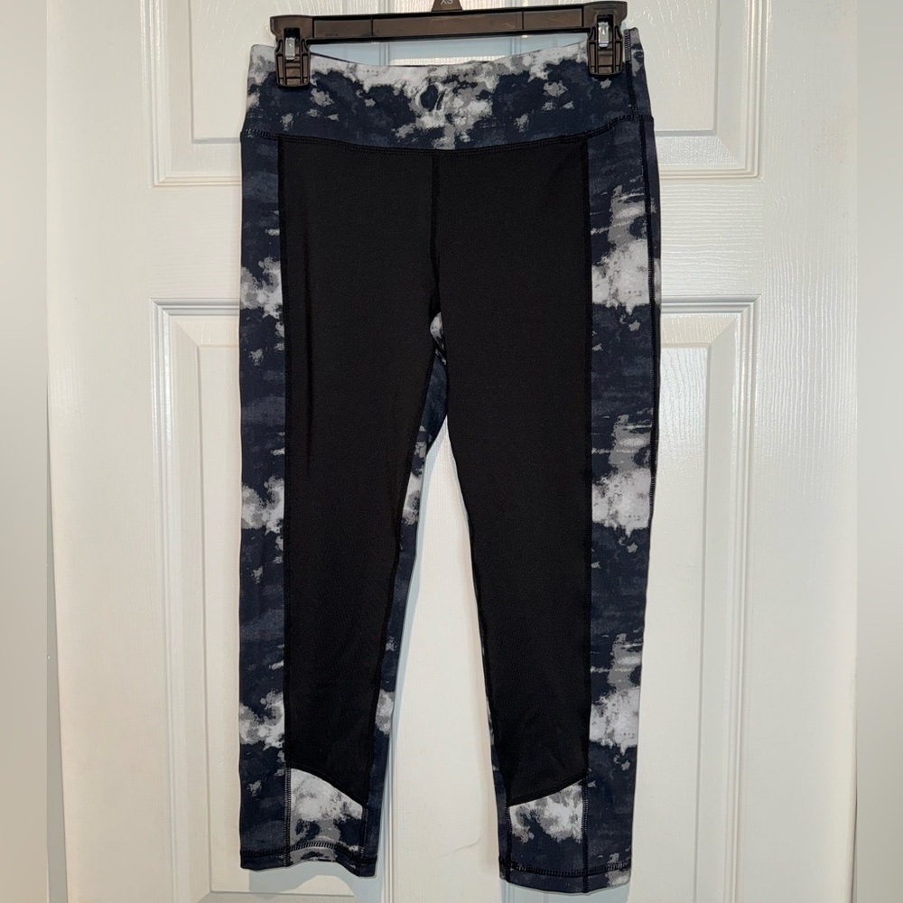 Mono B Gray and White Patterned Leggings. Size M